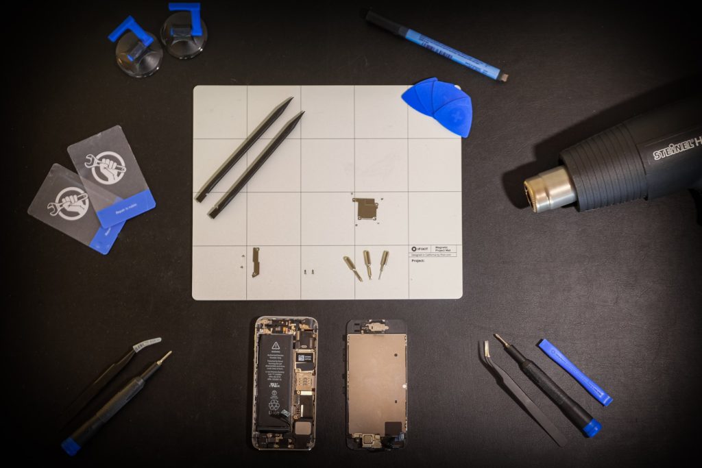 Smartphone-Reparaturplatz mit Werkzeugen